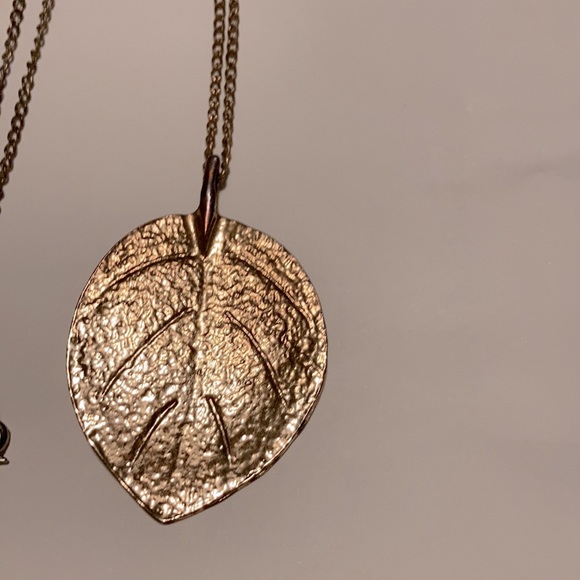Gold plated leaf necklace! - Picture 2 of 2